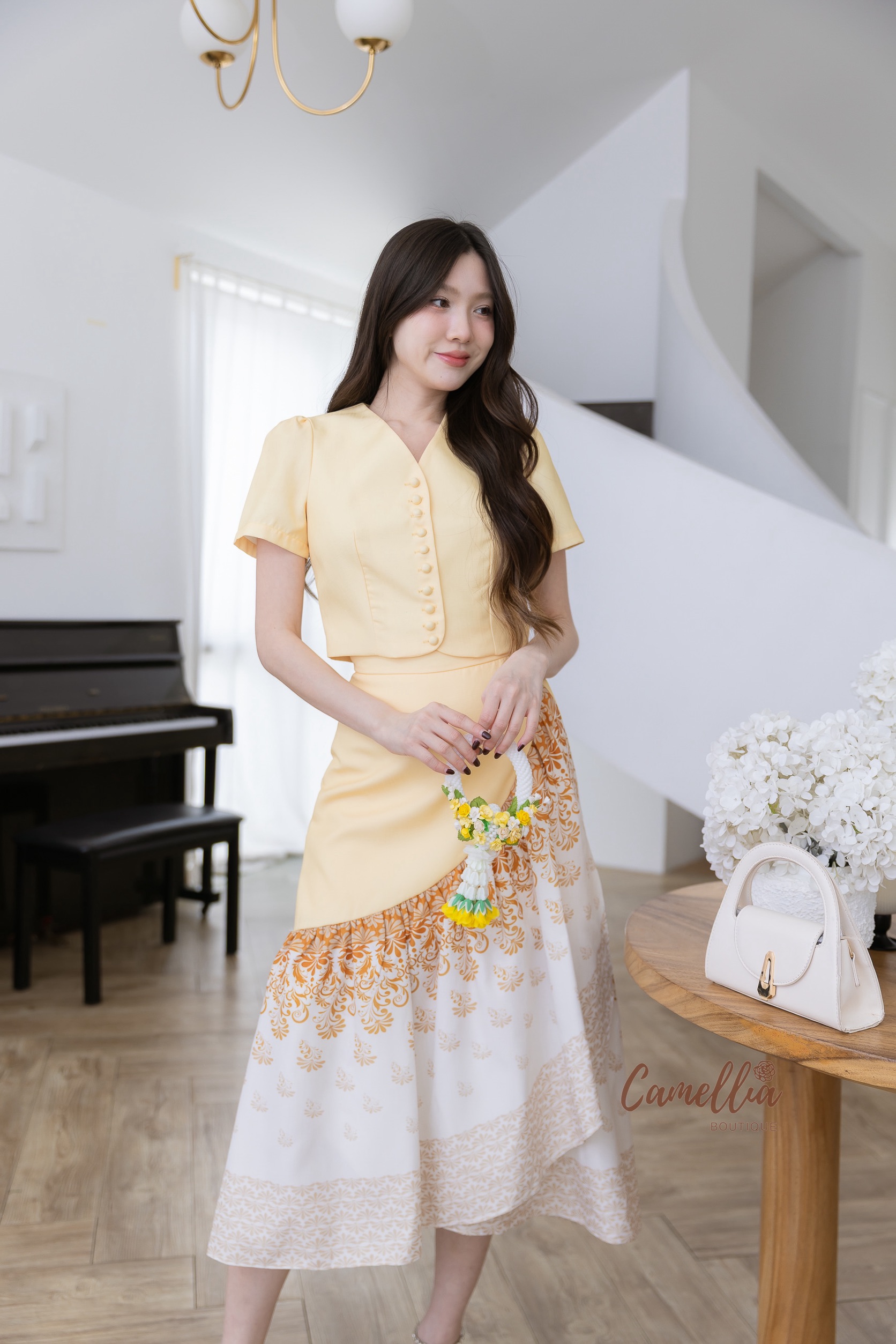 ชุดเซทแฟชั่น ชุดSet เสื้อคอปีนกระดุมหน้าสวยละมุนมากคะ มาคู่กับกระโปรงผ้าลายไทย