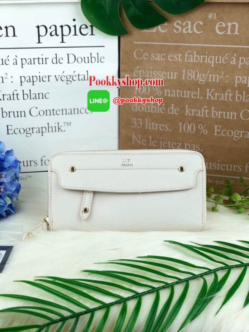 LYN LONG WALLET กระเป๋าใบยาวซิปรอบ ด้านหน้าปั๊มโลโก้แบรนด์ มีช่องซิปซ่อนด้านหน้าสามารถใส่เหรียญได้ เปิดปิดด้วยซิปรอบ ด้านในมีช่องใส่ธนบัตรตามยาว 2 ช่อง ช่องซิปใส่เหรียญและช่องการ์ด ทรงสวย รุ่นนี้สวยเก๋มากๆ สาวต้องมีซักใบค่า *มีถุงผ้า, ป้ายแทคราคา*