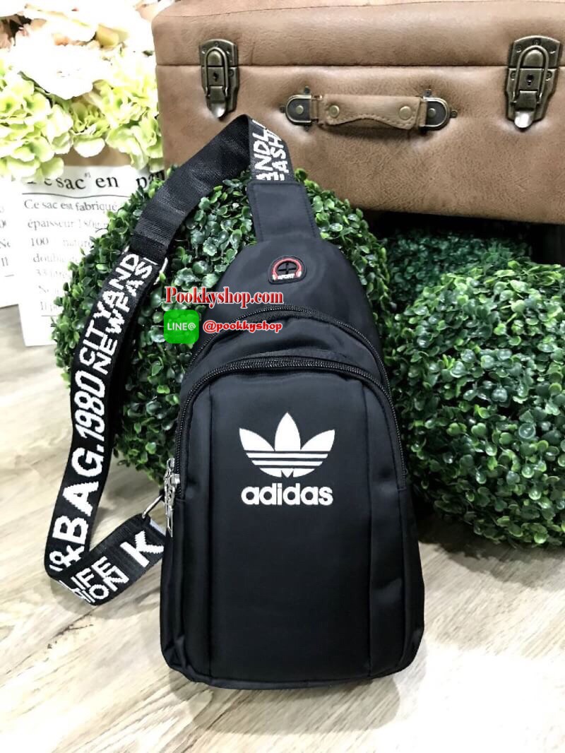 Don’t Miss! NEW! Adidas Factory Sport Originals Bag กระเป๋าสะพายสไตล์สปอร์ตดีไซน์สุดฮิตวัสดุไนล่อนเนื้อหนานิ่มกันน้ำทำความสะอาดง่าย ขนาดกำลังดี น้ำหนักเบา ด้านหน้ามีโลโก้แบรนด์เปิดปิดด้วยซิป มีช่องแบ่ง2ช่องเเยกเป็นสัดส่วน มีช่องใส่หูฟังหรือสายชาร์ตแบต Spo