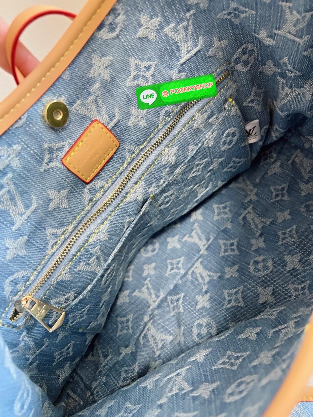 NEW ARRIVAL! ไม่ต้องตามหาแล้วจ้าา มีมาพร้อมส่งแล้ว ใหม่ล่าสุด LOUIS VUITTON CARRYALL PM DENIM BAG ((vip gift duty free ตปท)) 🔖พร้อมส่ง! สีใหม่คือสวยมากๆ วัสดุเดนิม((ยีนส์)) อย่างดี ทอลายแบรนด์นูนทั้งใบ ตัดขอบหนังแท้ค่ะ