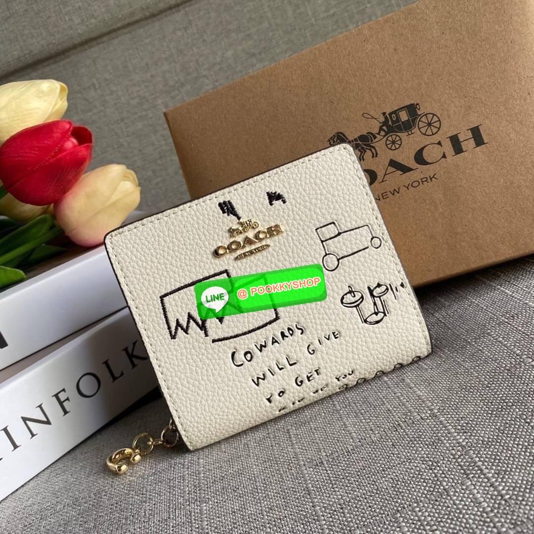 COACH X JEAN MICHEL BASQUIAT SNAP WALLET (COACH C5614) 🛍กระเป๋าสตางค์ใบเล็ก พกพาสะดวก วัสดุหนังแท้ ทนทาน เปิด-ปิดด้วยกระดุม ภายในมีช่องใส่บัตร ใส่ธนบัตรได้ทุกชนิด พร้อมช่องซิปแยกใส่เหรียญคะ