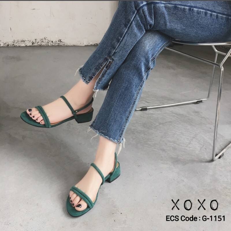 พร้อมส่ง ทันที่ แตะสวม มีส้นนิดๆๆ ส้นงานแท่ง ใส่สบาย ไม่รู้สึกเขย่งคาดหน้าหนังชามัวร์ หนั่งนุ่มมาก รุ่นนี้ใส่ได้ 2 แบบ จะเป็นส่วนด้านหน้าอย่างเดียว หรือ หลังดึงเป็นสายคาด ก็เก๋