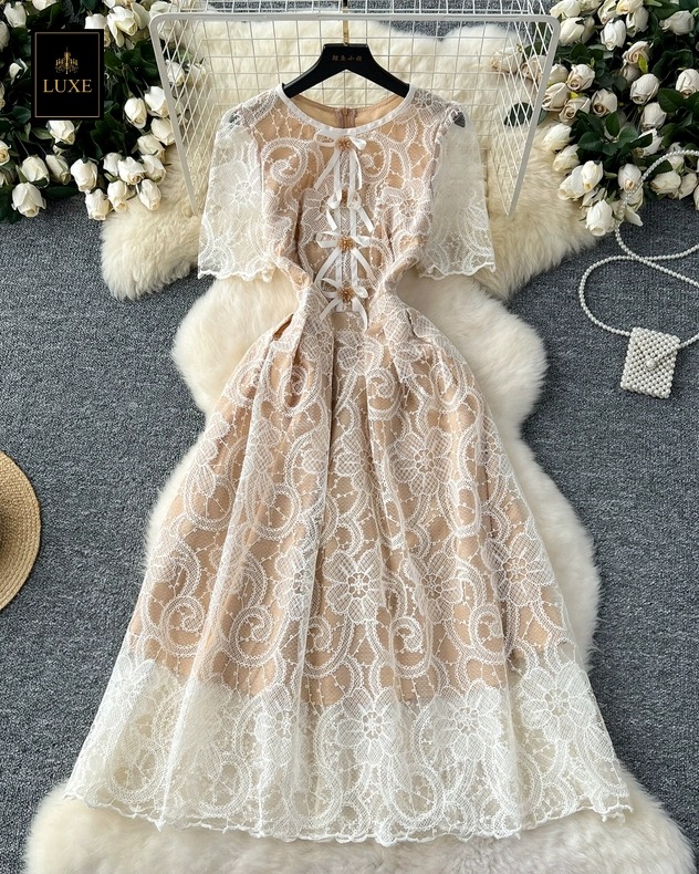 เดรสแฟชั่น เดรสเสื้อคอกลมแขนสั้น กระโปรงจับจีบทรงเอ เสื้อแต่งด้วยริบบิ้นและดอกไม้ลูกปัดสีทอง