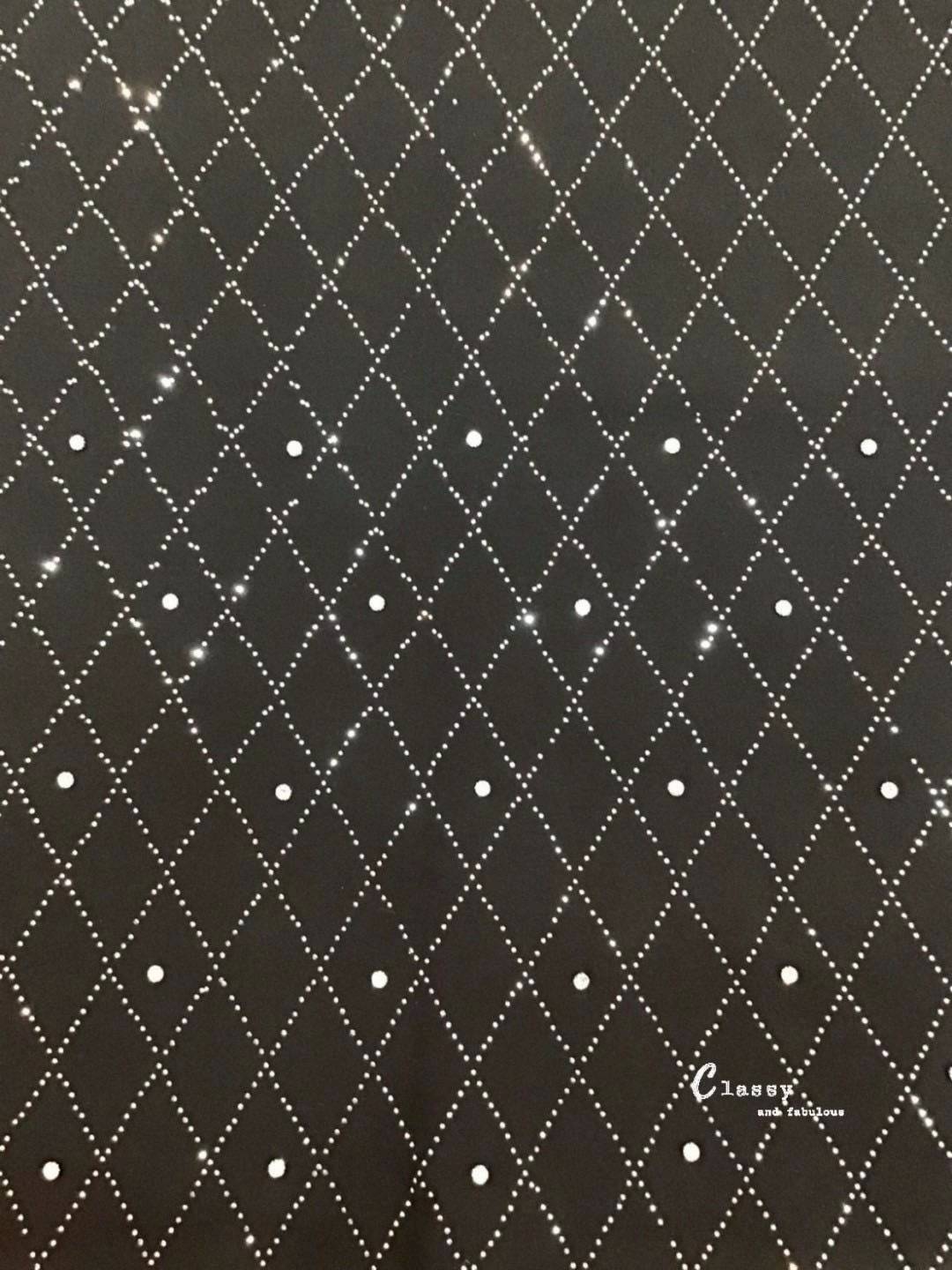 ชุดเซทแฟชั่น set เสื้อผ้าพื้นคอกลมแขนสั้นติดโบว์กระดุมเพชรด้านหน้า + กระโปรงยาวเพชร