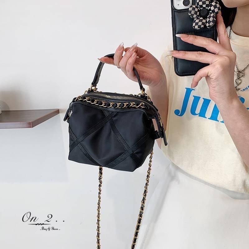 NEW Arrival CHANEL Nylon Crossbody bag กระเป๋าผ้าไนลอนเดินด้ายตารางสีดำ อะไหล่สีทองเข้ม สายโซ่ร้อยหนัง อะไหล่สีทอง สวยเลิศ♥️