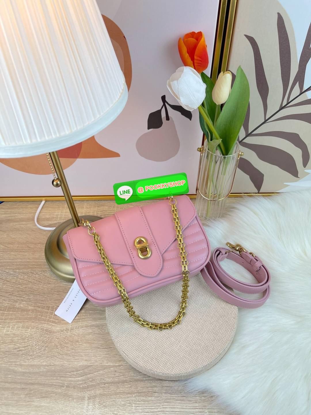 Charles & Keith Aubrielle Chain-Handle Panelled Crossbody Bag กระเป๋าสะพายข้างดีไซน์คลาสสิกขนาดกำลังพอเหมาะ ตัวกระเป๋าทำtextureลายนูนที่ด้านหน้าเพิ่มความโดดเด่น มาพร้อมสายสะพายโซ่สีทองหรูหราแบบคล้องแขน/คล้องไหล่และยังมีสายหนังสะพายยาวแบบปรับและถอดสายได้ ต