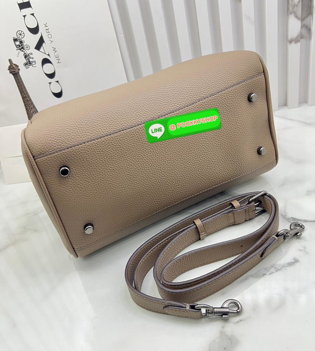 COACH ROWAN SATCHEL IN SIGNATURE CANVAS จุดเด่นของกระเป๋าทรงsatchel bag คือรูปทรงของกระเป๋าดูแข็งแรง มั่นคง ไม่เสียทรงง่าย มาพร้อมหูหิ้วที่ด้านบนของกระเป๋า ลายแคนวาสที่เป็นซิกเนเจอร์แบบเอกลักษณ์ ช่องใช้งานทุ้งภายในและภายนอก นอกจากนี้ กระเป๋าประเภทนี้ยังมี