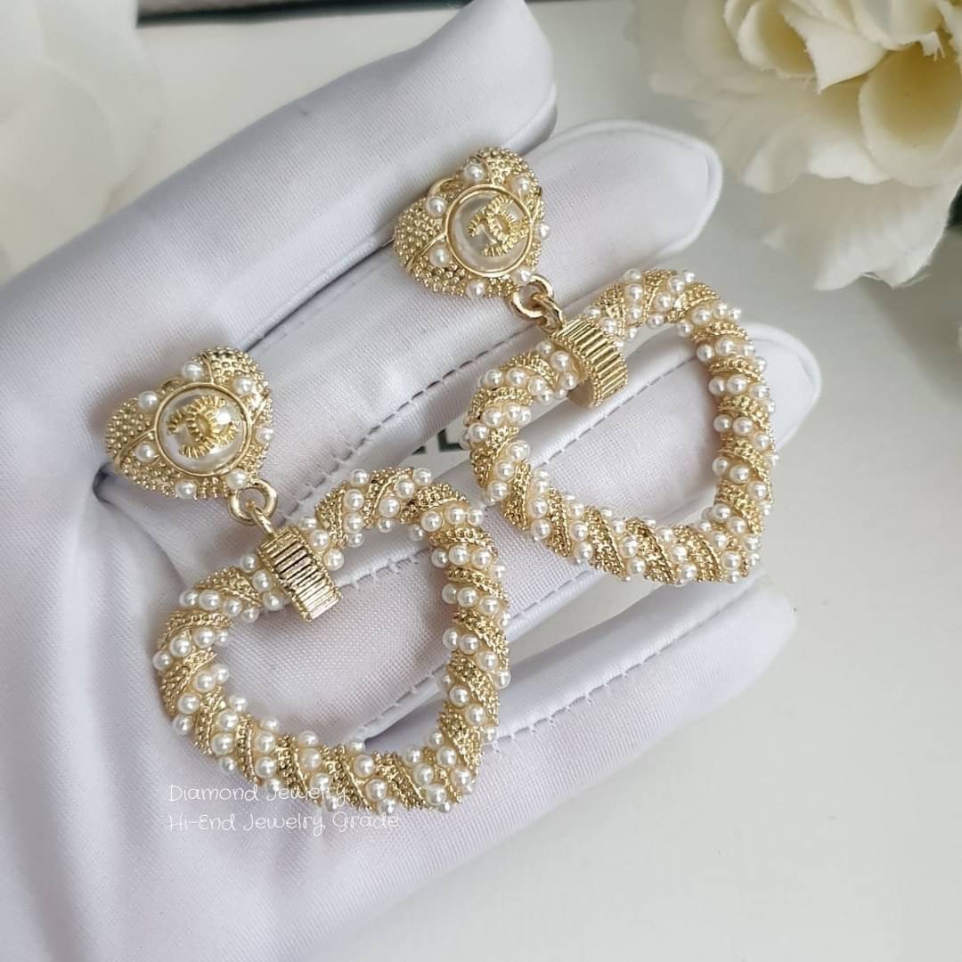 Super Hi-End Quality !!!! ((งาน 1:1 เหมือนในช็อปมากที่สุดในท้องตลาด)) Chanel Earring ต่างหูชาแนลงาน 1:1 เหมือนของแท้เป๊ะๆค่ะ รับรองงานสวยมากกกกก ดูหรู ดูผู้ดีสุดๆ งานดี มุกคุณภาพดีมากๆมากๆคะรับประกันความพอใจเลยค่ะ ตัวเรือนสีทองเฉดอ่อน ไฮโซมากค่ะ คอนเฟิม !