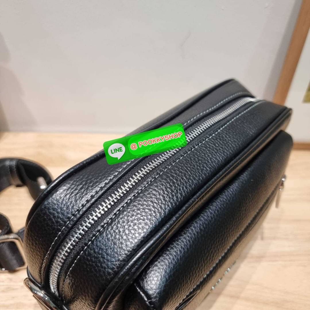 🔆 Model COACH CJ510 ELIAS CROSSBODY IN SIGNATURE CANVAS 🔆 Details ใหม่ล่าสุด กับไอเท็มสุดชิค กระเป๋าครอสบอดี้ทรงคลาสสิค ดีไซน์รูปแบบใหม่ ใช้งานง่ายและสะดวก ด้านหน้ามีช่องซิป ด้านหลังมีช่องแยกให้ เปิด-ปิดด้วยซิป ภายในเป็นช่องโล่ง มีช่องซิปแ