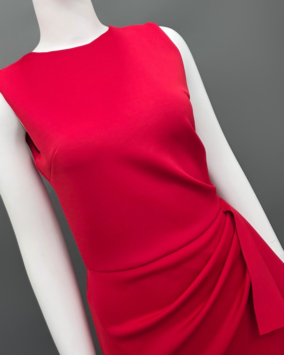 เดรสแฟชั่น เดรสเสื้อคอกลมแขนกุด กระโปรงทรงสอบ แต่งระบายข้าง ปลายเฉลียง