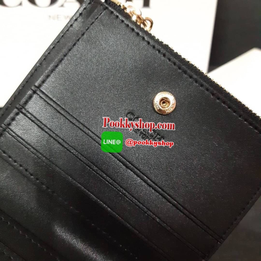 COACH 91058 SNAP CARD CASE WITH CRAYON HEARTS PRINT กระเป๋าสตางค์เก็บบัตร ลายปริ้นท์หัวใจเพ้นท์ ♥️ น่ารักน่าใช้ วัสดุหนังแคนวาสเคลือบ เปิด-ปิดด้วยกระดุม ภายในมีช่องใส่บัตร และใส่ธนบัตรได้ พร้อมช่องซิปแยกใส่เหรียญได้อีก พกพาง่าย สะดวก ไม่กินพื้นที่ก