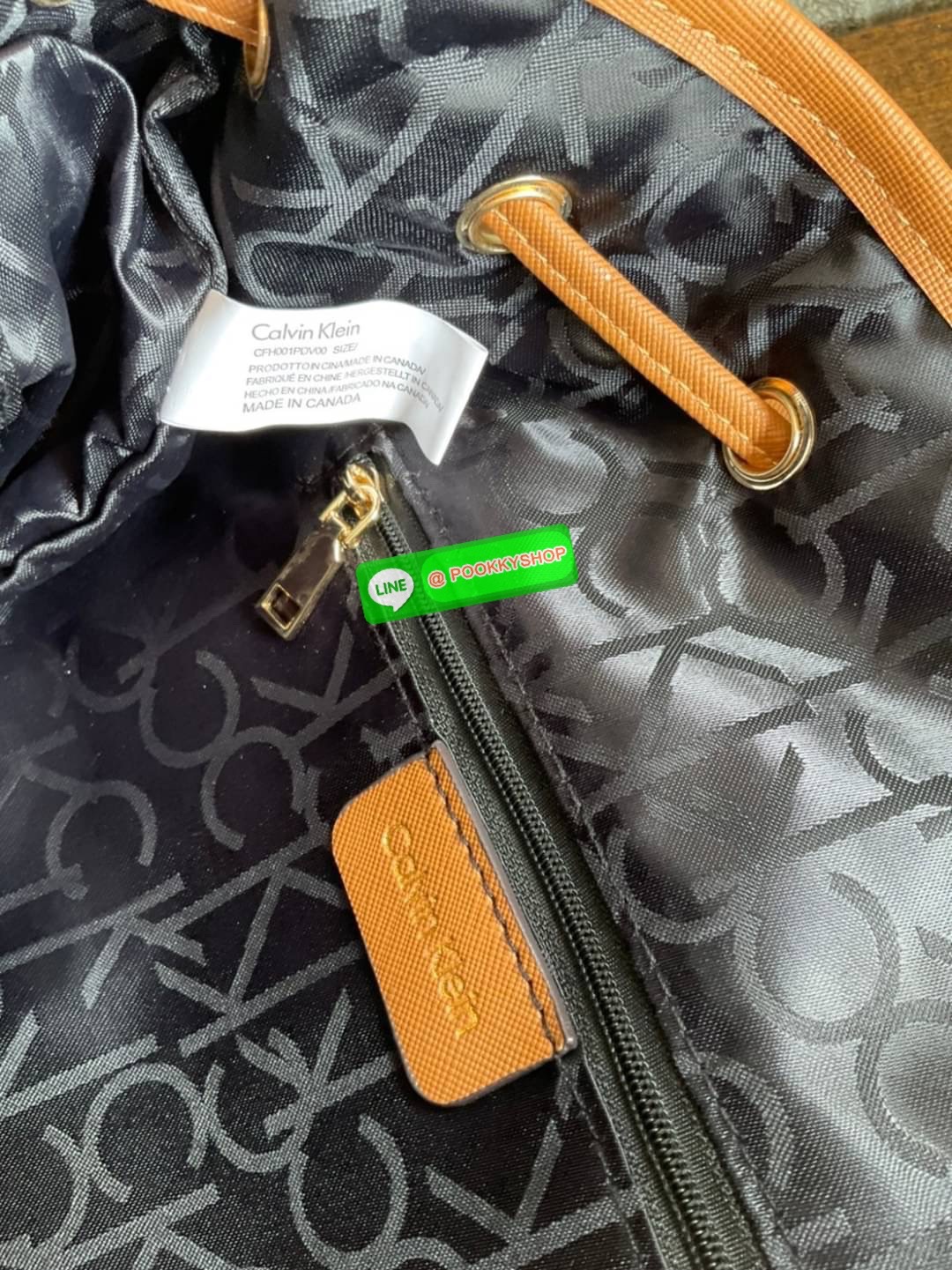Calvin Klein Monogram Backpack Must Have!! 💕เป็นอีกหนึ่งรุ่นของมันต้องมี สวยหรูดูแพงมาก สำหรับรุ่นนี้ และมีฟังชั่นช่องการใช้งานที่น่าใช้ที่สุด!!! 💕 กระเป๋าสะพายเป้รุ่นใหม่ชนช้อป รุ่นยอดนิยม วัสดุ PVC คุณภาพดี หนังนิ่มสวย ฐานกระเป๋าแข็ง ตั้