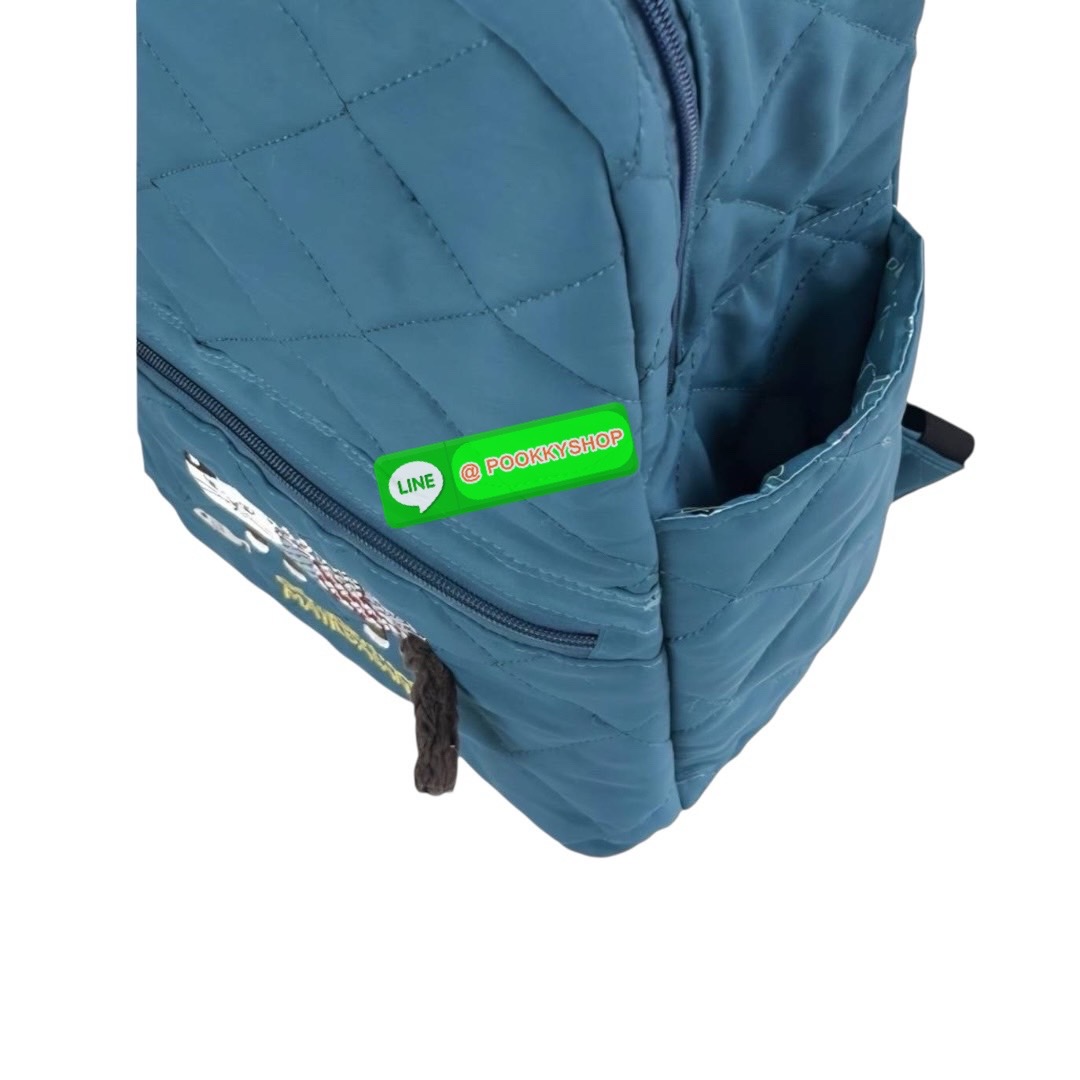 “ New Collection” 2025 Backpack Polyester Cat กระเป๋าควิลท์ใบนี้มีน้ำหนักเบา ใช้งานได้จริง และกันน้ำและคราบสกปรก โดดเด่นด้วยลายปักอันประณีตอันเป็นเอกลักษณ์ของ Matilda บนผ้าควิลท์เนื้อนุ่ม กระเป๋าใบนี้มาพร้อมเทปโลโก้และหูหิ้วพาราคอร์ดเพื่อรูปลักษณ์ที่โดดเด