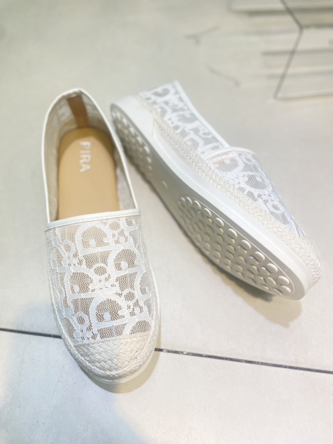 สินค้าขายดี พร้อมส่ง อร๊ายย รองเท้า slip on เป็นงานเรียบๆ แต่ดูดีมากค่า รุ่นที่สาวๆตามหามาแล้วจ้า งานสวยๆเกร๋ๆ ต้องรุ่นนี้เลยคะ รองเท้ารุ่นนี้สาวๆควรมีติดตู้ จะแมตช์กับกระโปรง👗หรือกางเกง👖 ก็น่ารักของมันต้องมีค่า 💕