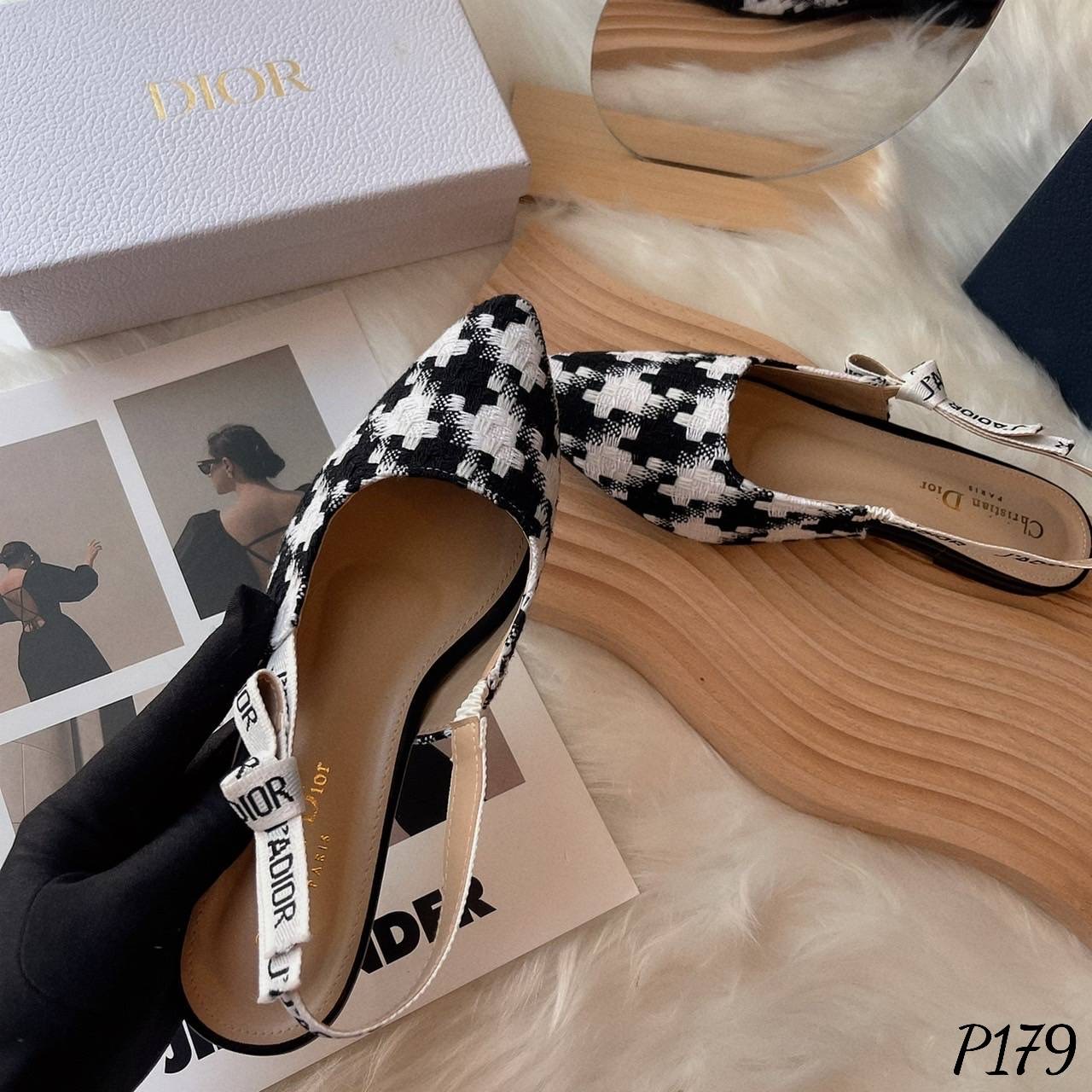 พร้อมส่ง มาใหม่ค่ะ รองเท้าคัทชูทรงหัวแหลม D ior ผ้าทอลาย ชิโนริ ลายใหม่ล่าสุด ตัวสายด้านหลัง เป็นรัดส้นตัดต่อยางยืด ทำให้สวมใส่ง่าย ไม่ขาด แข็งแรง ทรงสวยเก็บหน้าได้ดี ผ้านิ่มซับหนังนิ่มด้านในอีกชั้น คือน่ารักมาก ไม่ไหว เกินต้านสุดๆเลยค๊า