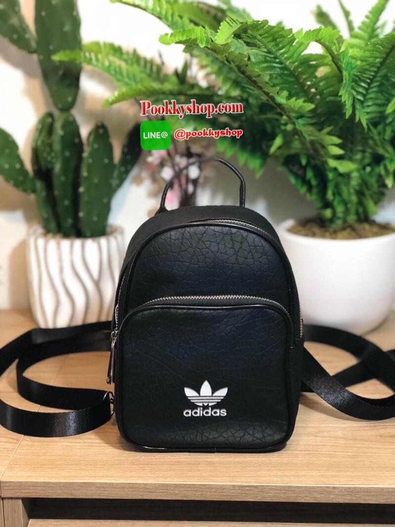 ADIDAS MINI BACKPACK กระเป๋าเป้หรือสะพายหนังPu คุณภาพดี สไตล์ Sport ขนาดมินิ น้ำหนักเบา ด้านหน้ามีโล้โก้และช่องซิป เปิดปิดด้วยซิปสะดวกใช้ หัวซิปแบรนด์ ภายในมีช่องใส่ของ หูจับถนัดมือ สายสะพายปรับได้ตามต้องการ สามารถสะพายเป็นเป้ หรือกระเป๋าสะพาย Crossbody ใ