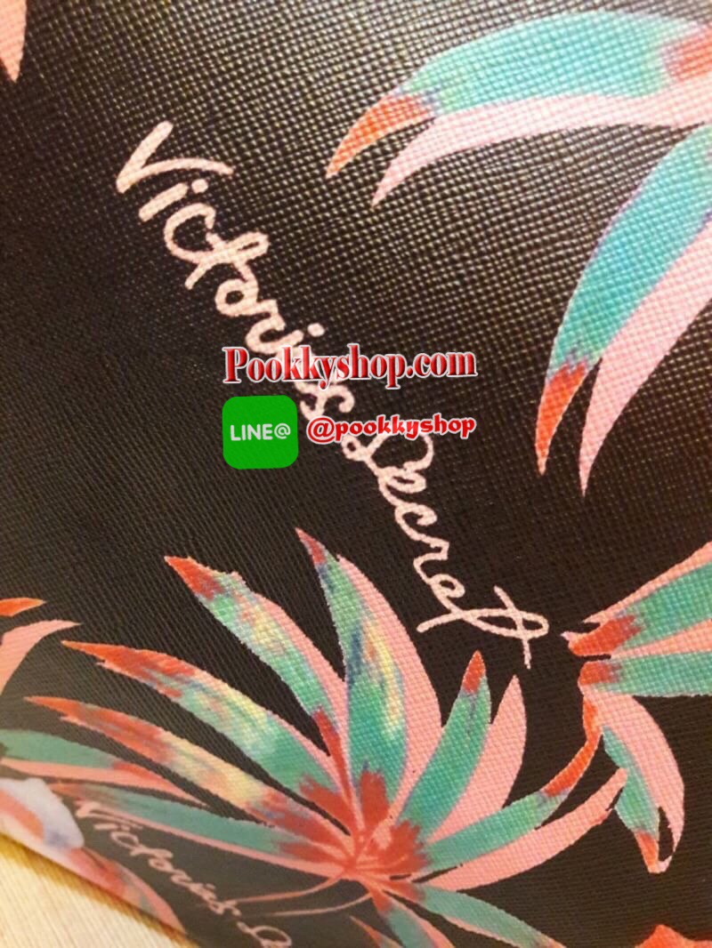 พร้อมส่ง Victoria's Secret Shopping Bag กระเป๋าอเนกประสงค์สุดสวยสะดุดตา วางตั้งได้ ไม่ยุบไม่ย้วย ใส่ของใช้สารพัดในทุกที่ทุกเวลา เปิดปิดง่ายๆด้วยกระดุมแป๊ก ฐานวางตั้งอยู่ทรงมีหมุดรองกระเป๋า พร้อมอักษรแบรนด์สีเงินแวววาวด้วยจ้า