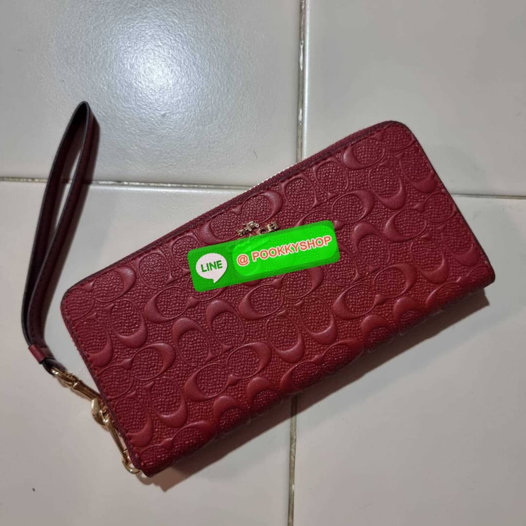 COACH C7360 LONG ZIP AROUND WALLET IN SIGNATURE LEATHER พร้อมเสิร์ฟความเลิศหรู ไม่ต้องรอพรีฯ ใหม่ล่าสุด กระเป๋าสตางค์ใบยาวกึ่งคล้องมือ สีคลาสสิค ขายดี ถือใช้คือขับผิวสุด!! วัสดุหนังแท้ปั๊มลายนูนสวยคม มาพร้อมสายคล้องมือ ถอดออกได้ ภายในใส่บัตรได้เยอะ มีช่อง