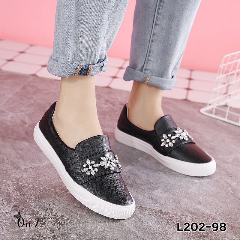 แบบใหม่ รองเท้าผ้าใบหนัง งานแฟชั่นสไตล์แบรนด์คู่นี้หนังนิ่มนะจ๊ะ ทรงสวยหน้าประดับคลิสตัลรูปดอกไม้ด้านในนิ่ม ใส่สบายพร้อมส่ง2สี