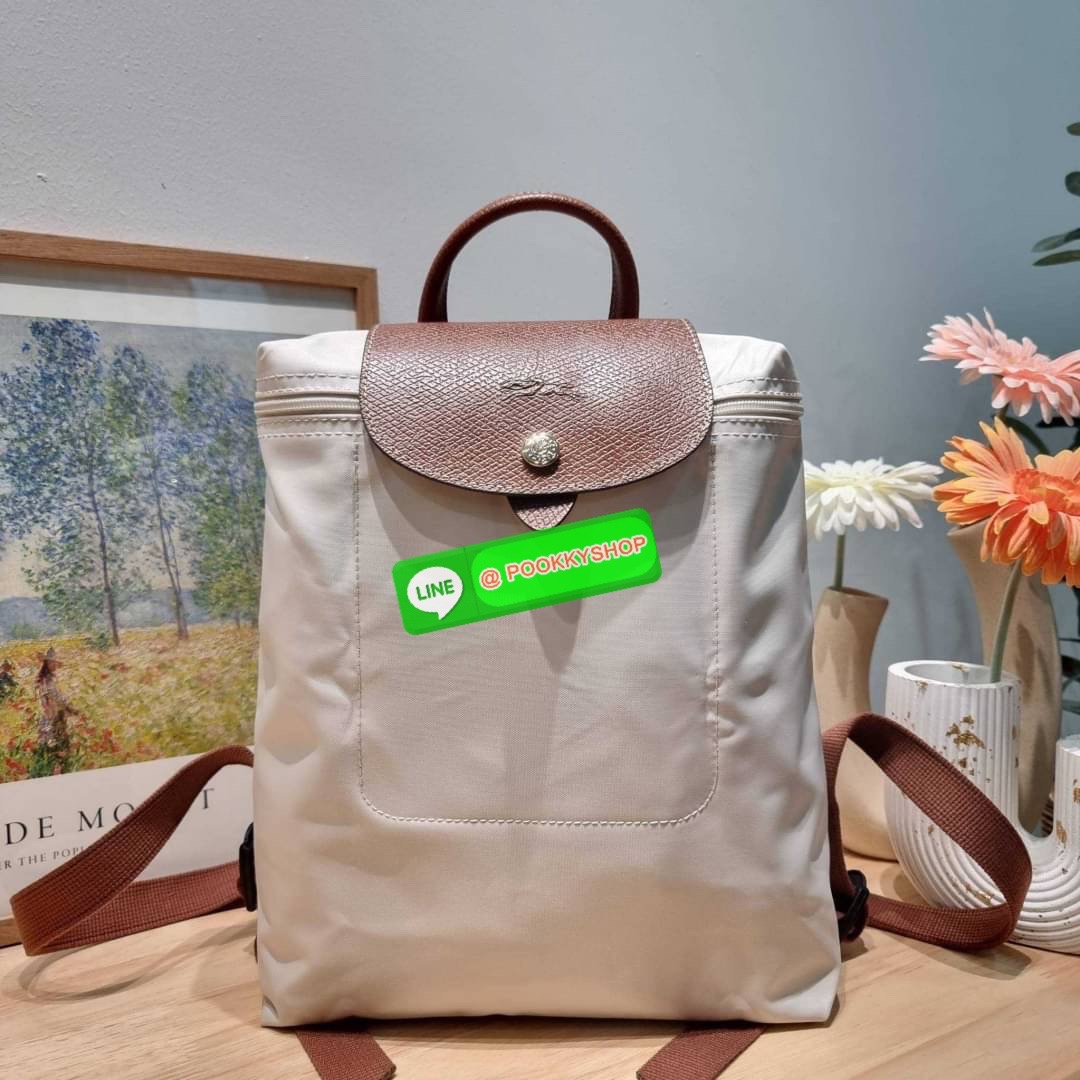 Longchamp le pliage original backpack 🔆 Details สวยคลาสสิคต้องไม่พลาด กับกระเป๋าสะพายทรงเป้ ขนาดกำลังดี น้ำหนักเบา ดีไซน์เรียบง่าย แต่ดูแพง ปากกระเป๋าออกแบบให้มีฝาปิดและซิปแน่นหนา สายสะพายสามารถปรับใช้ตามชอบ ภายในโล่งกว้าง จุของได้สบายๆ พกพาไปไหนก