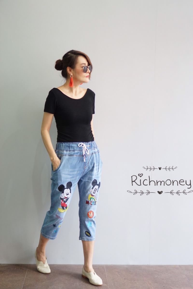 RICHMONEY New Arrival DeTail SiZE GuiDE กางเกงยีนส์เนื้อผ้าพรีเมี่ยนปักลายมิคกี้น่ารักสุดๆ เอวสม็อคยางยืด ขา5ส่วน ผ้ายีนส์นิ่มยืดหยุ่น เก็บเอวเก็บสะโพก กางเกงสไตล์นี้ฮิตมากๆในญี่ปุ่นค๊