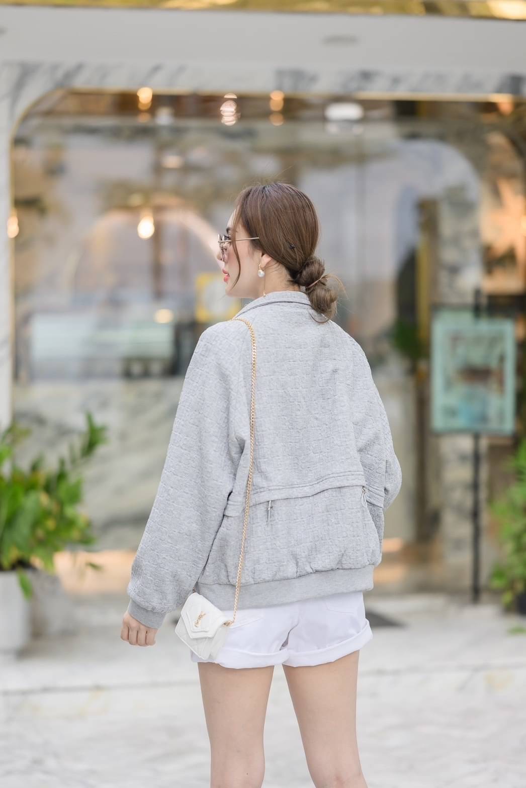 เสื้อคลุมคอปกแขนยาว เนื้อผ้า knit ผสม cotton บุซับในอย่างดี ใส่อุ่นๆ ไม่ทิ้งความน่ารักลุคคุณหนู เนื้อผ้าดูแพง สวมใส่ได้ง่าย แมทช์คู่กางเกงยีนต์ขาสั้นรองเท้าผ้าใบเก๋ๆ หรือ จับคู่ยีนต์ขาเดฟ+รองเท้าบูททรงสูง ลุคไหนก็รอดค่ะ