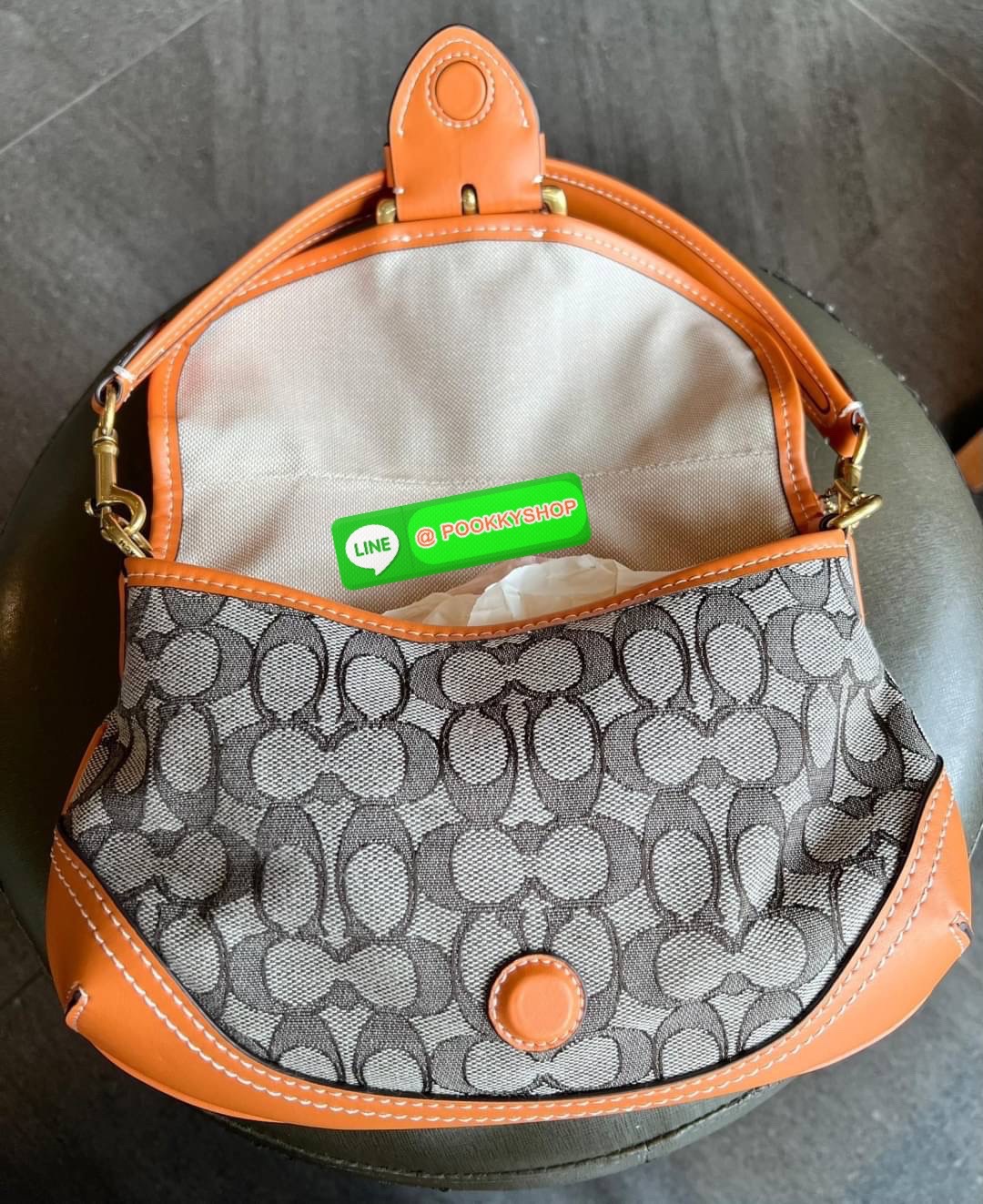 🌟NEW ARRIVAL! วินเทจสุดๆ ใช้กี่ครั้งก็ไม่เบื่อ สวยมากๆค่ะ COACH THE SOHO FLAP LIMITED RE-EDITION!! 💌พร้อมส่ง มาค่าห้ามพลาดคลาสสิค แมทได้กับทุกชุด! 📌รุ่นนี้ต้องมีป้ายแบรนด์Limitedห้อยมาด้วยนะคะ วัสดุJacquard +หนังแท้สวยงาม เปิด-ปิดก