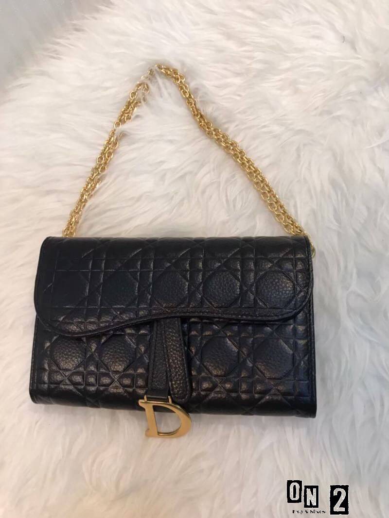 Dior clutch with Crossbody Bag Size 8 inch 🔺หนังวัว(leather) 🔺ด้านในมีช่องใส่นามบัตร ใช้เป็นกระเป๋าสตางค์ได้เลยค่ะ 🔺มีสายยาวโซ่ 1 เส้น (Have 1 chain)