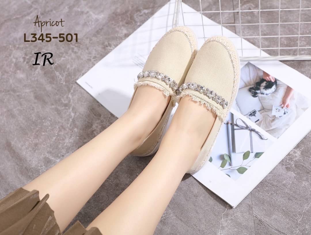 แบบขายดี!!! พร้อมส่ง สำหรับสาวที่กำลังมองหารองเท้าไอเทมสวยๆ ดีไซน์เก๋ๆ ร้านขอแนะนำคู่นี้เลยค้า ผ้าใบแคนวาสแต่งอะไหล่เพชรคาด พื้นนิ่ม เสริมยกพื้นหนา 1 นิ้ว ส้นยางกันลื่น งานดีพรีเมี่ยม ใส่สวยวิบวับ แนะนำเลยคร้า