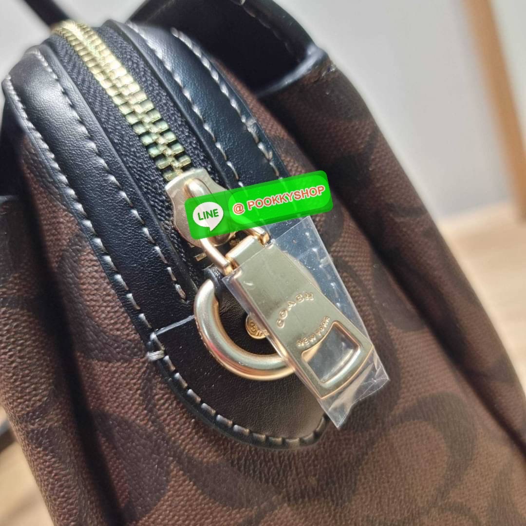 COACH CH503 MINI DARCIE CARRYALL IN BLOCKED SIGNATURE CANVAS คอลเลคชั่นใหม่ กระเป๋าสะพายทรงถัง ไซส์มินิ ดีไซน์ออกมาดูหรูมาก วัสดุหนังแคนวาสเคลือบผิว สวย คลาสสิค มาพร้อมสายสะพายข้างและหูหิ้วในตัว ถอดออกถือคล้องแขนเก๋ๆ หรูๆยังได้ ภายในเป็นช่องโล่ง แบ่งสัดส่
