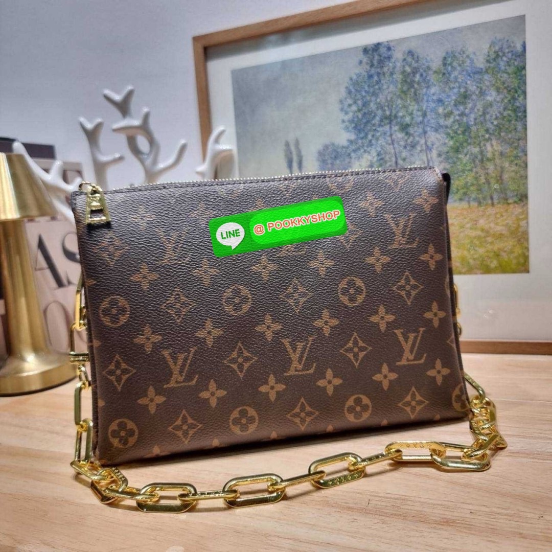 LV coussin pm bag 🔆 Details กระเป๋าสะพายกึ่งคลัชท์ สุดล้ำ ดีไซน์ใหม่ สีลิมิเต็ด ล่าสุดจากเคาน์เตอร์ duty free มาแรงมาก ด้วยความสวยปังตั้งแต่แรกเห็น มาพร้อมสาย 2 เส้น สวยลัคชูแบบสับๆ มีสายโซ่ที่มีดีเทลละเอียดไม่ซ้ำ และสายสปอร์ตครอสบอดี้ ที่จะคล้องไ