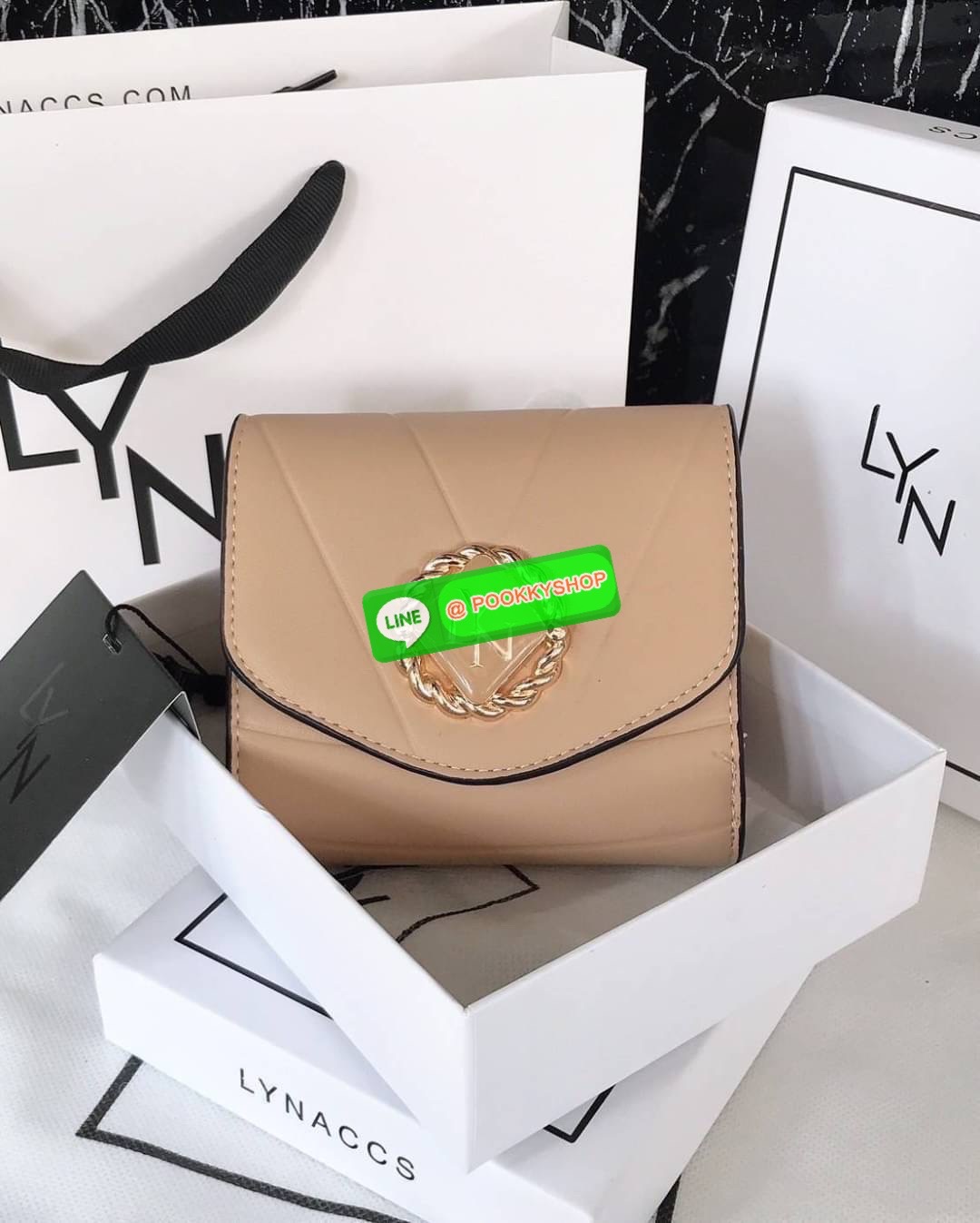 Lyn แท้ Outlet กระเป๋าสตางค์ใบสั้น ด้านหน้ามีโลโก้แบรนด์