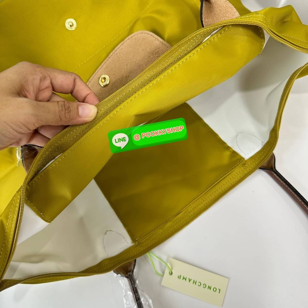 LONHGCHAMP LE PLIAGE ORIGINAL L TOTE BAG 🔖กระเป๋าสะพายไหล่ Le pliage ใบใหญ่ เรียบง่ายจุของได้เยอะ สามารถเก็บเอกสารหรือแล็ปท็อปได้คะ 🔖วัสดุ:ไนลอนเคลือบ 🔖เปิด-ปิดด้วยซิป ภายในกว้าง มีช่องลับแยกคะ 🔖สามารถพับเก็บได้พกพาสะดวกคะ