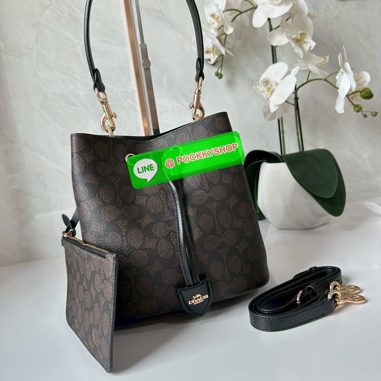 Coach Roan Bucket Bag Signature Canvas CBH07 กระเป๋าทรงบัคเก็ตใบเก๋ ดีไซน์คลาสสิก ลายซิกเนเจอร์สุดฮิต ใส่ได้ทุกโอกาส มาพร้อมสายสะพายปรับได้ ถอดได้ ใช้งานได้ทั้งสะพายไหล่ / crossbody / handheld