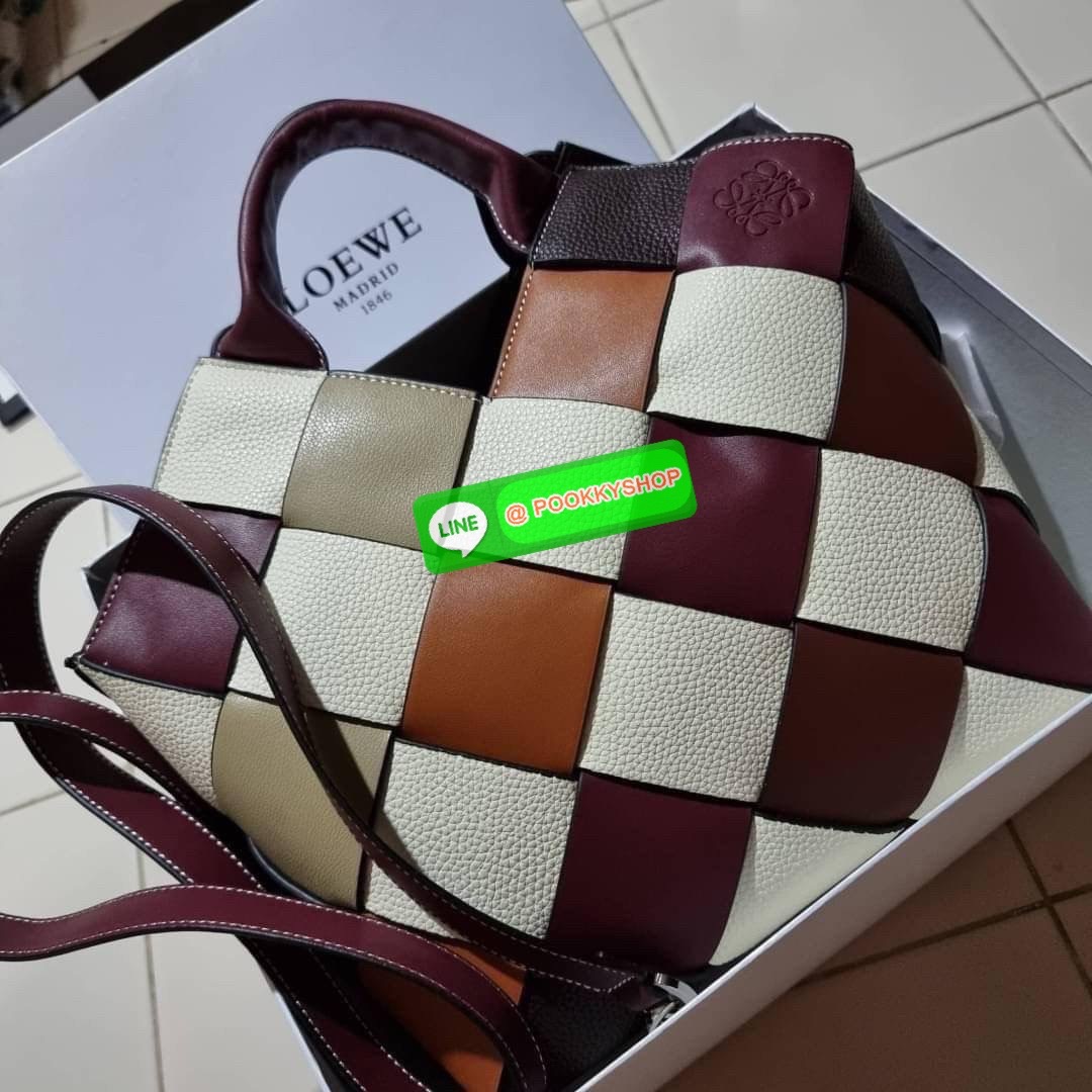 LOEWE SURPLUS LEATHER WOVEN BASKET BAG IN CLASSIC CALFSKIN ใหม่ล่าสุดและสวยที่สุด กระเป๋าสะพานที่ถักทอด้วยความปราณีต โดดเด่นด้วยสีที่จับมาคอนทราสได้ลงตัว ใบใหญ่จุได้แบบเน้นๆ วัสดุหนังวัวแท้เต็มใบ หรูเลิศ ปากกระเป๋ามีสายหนังสำหรับผูกรวบปากกระเป๋า ภายในโล่ง