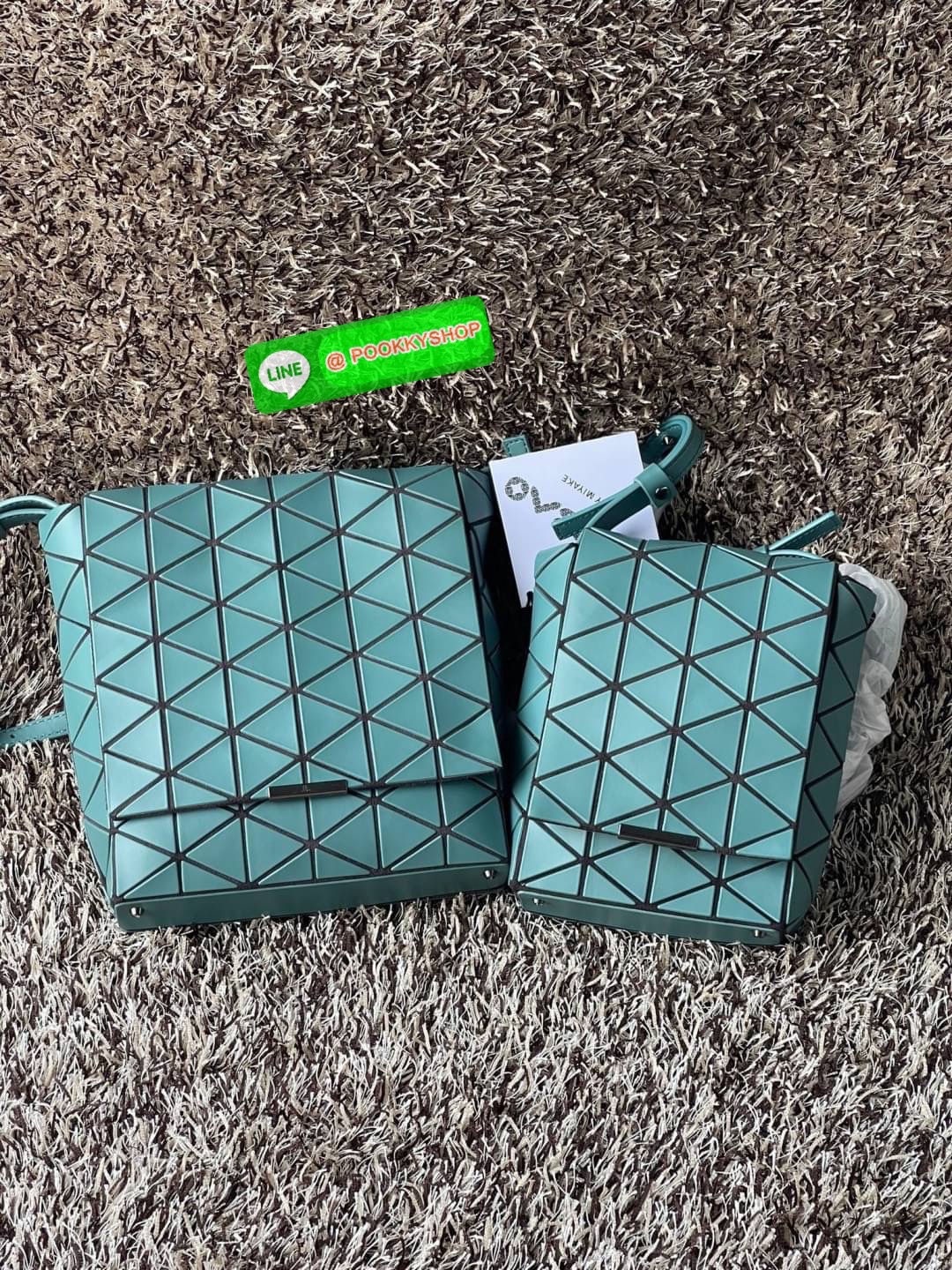 💕Baobao Issey Miyake Off-White Flap Messenger Bag(Large) สำหรับใครที่ต้องการใช้งานแบบเน้นการเคลื่อนไหวที่คล่องตัว แนะนำรุ่นนี้เลยคะ มาพร้อมแผ่นรูปทรงสามเหลี่ยมอันโดดเด่นแฝงไปด้วยความทันสมัยบ่งบอกถึงความเป็นเอกลักษณ์ของแบรนด์ได้เป็นอย่างดี ซึ่งสายส