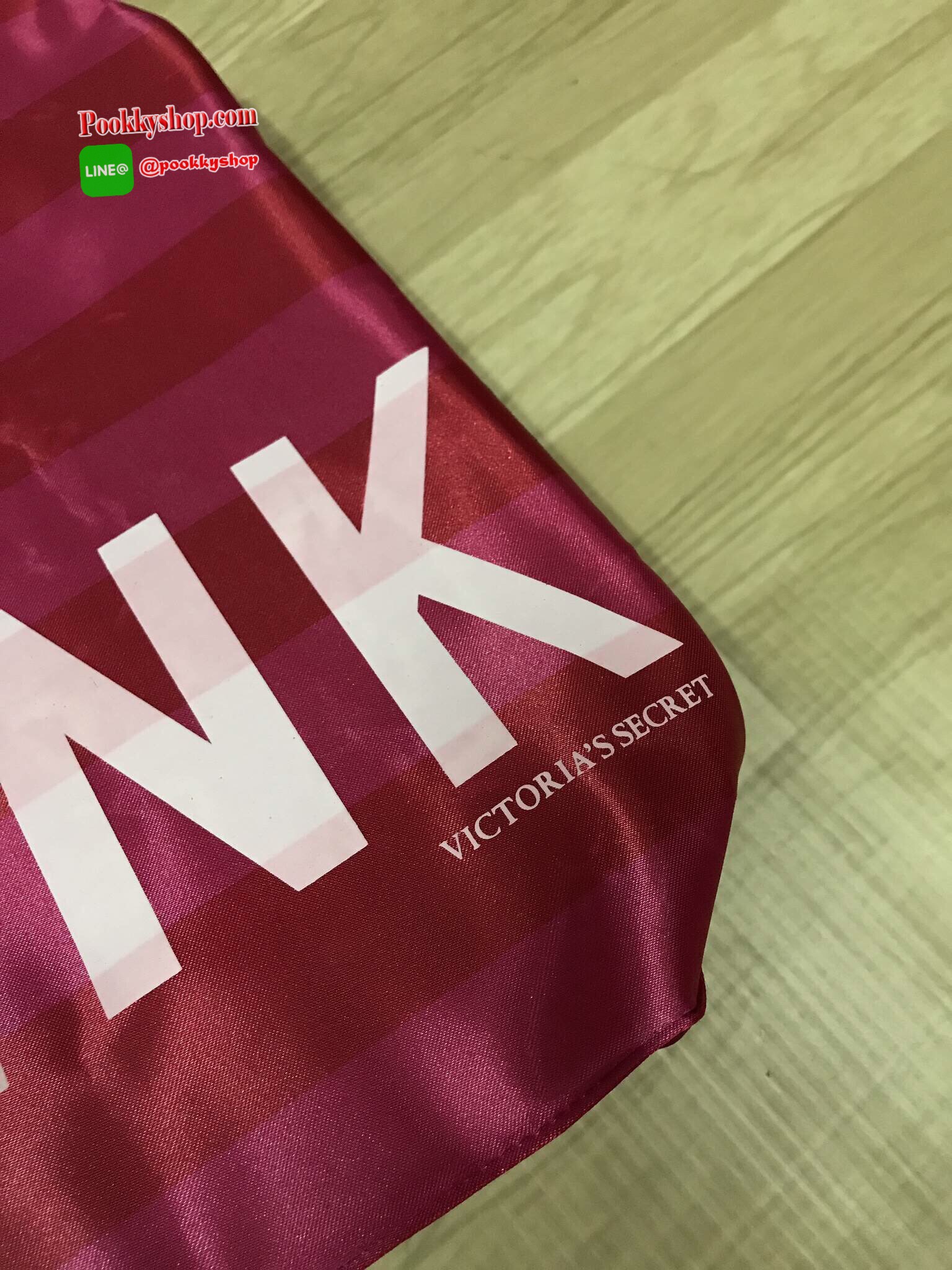 VICTORIA' S SECRET premium gift สำหรับสาวๆที่ชอบเดินทาง ใบนี้แนะนำได้เลยคร้า สีสันสดใส วัสดุnylon polyภายในบุอีก1ชั้น มี1ช่องซิป ด้านหน้าสกรีนโลโก้แบรนด์ เปิดปิดด้วยหัวซิปเดียว มาพร้อมสายสะพาย ปรับฟรีไซส์ กว้างและจุของได้เยอะ น้ำหนักเบา พับเก็บได้ เห