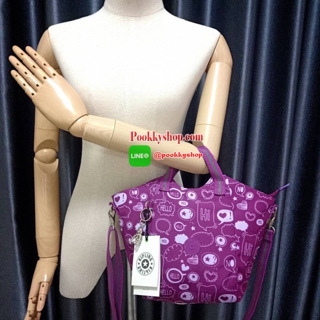 KILING NORI Handbag & Shoulder bag กระเป๋าถือหรือสะพายขนาดกลาง ทำจากวัสดุ ผ้า Nylonเคลือบ+Polyester น้ำหนักเบา จุดเด่นที่ช่องหลักมีขนาดใหญ่ พร้อมช่องซิปแยกย่อย สามารถใส่สัมภาระได้เยอะ มาพร้อมสายสะพายยาว สามารถปรับระดับได้ตามความต้องการ มีพวงกุญแจลิงห้อยตา