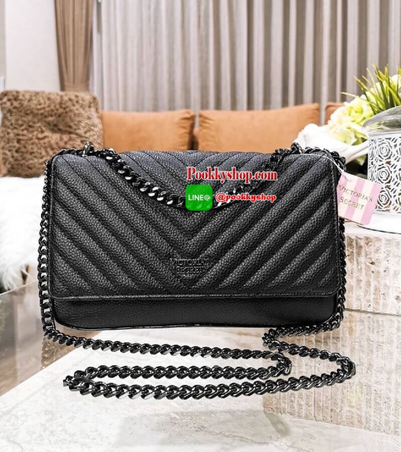 ReStock BEST SELLER! VICTORIA'S SECRET Quilted Chain Crossbody Sling Bag กระเป๋าสะพายรุ่นใหม่ล่าสุดจาก Victoria's Secret วัสดุหนังแกะสังเคราะห์ชึ้นลายริ้วหนังสวยอยู่ทรงไม่ย้วยดีไซน์สุดหรูคุณหนูไฮโซ เปิดปิดด้วยฝาปิดกระดุมแม่เหล็ก ภายในมีโลโก้และช