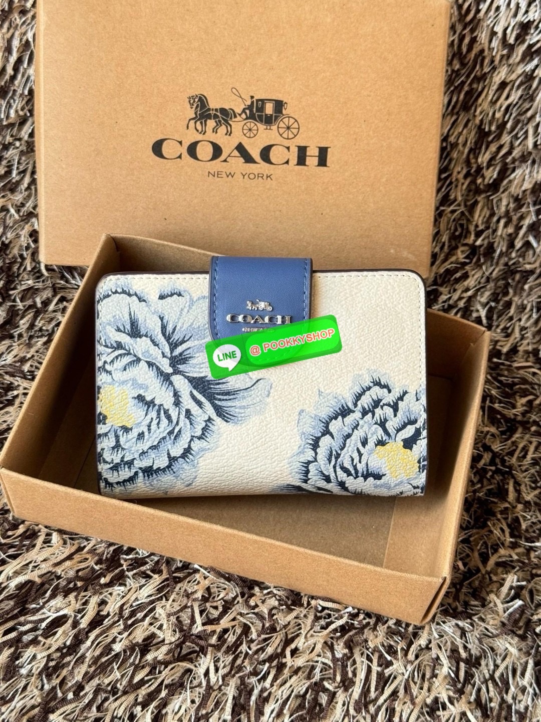 COACH MEDIUM CORNER ZIP WALLET IN SIGNATURE CANVAS กระเป๋าสตางค์ขนาดกลางที่ถือว่าเป็นไอเทม Must Have ของทุกเพศทุกวัยที่ต้องพกติดตัวไว้ตลอดเวลา เพราะนอกจากจะช่วยจัดเก็บเงิน บัตรประชาชน บัตรเครดิตและต่าง ๆ ให้เป็นระเบียบเรียบร้อยยังต้องคำนึงถึงประโยชน์ใช้สอ
