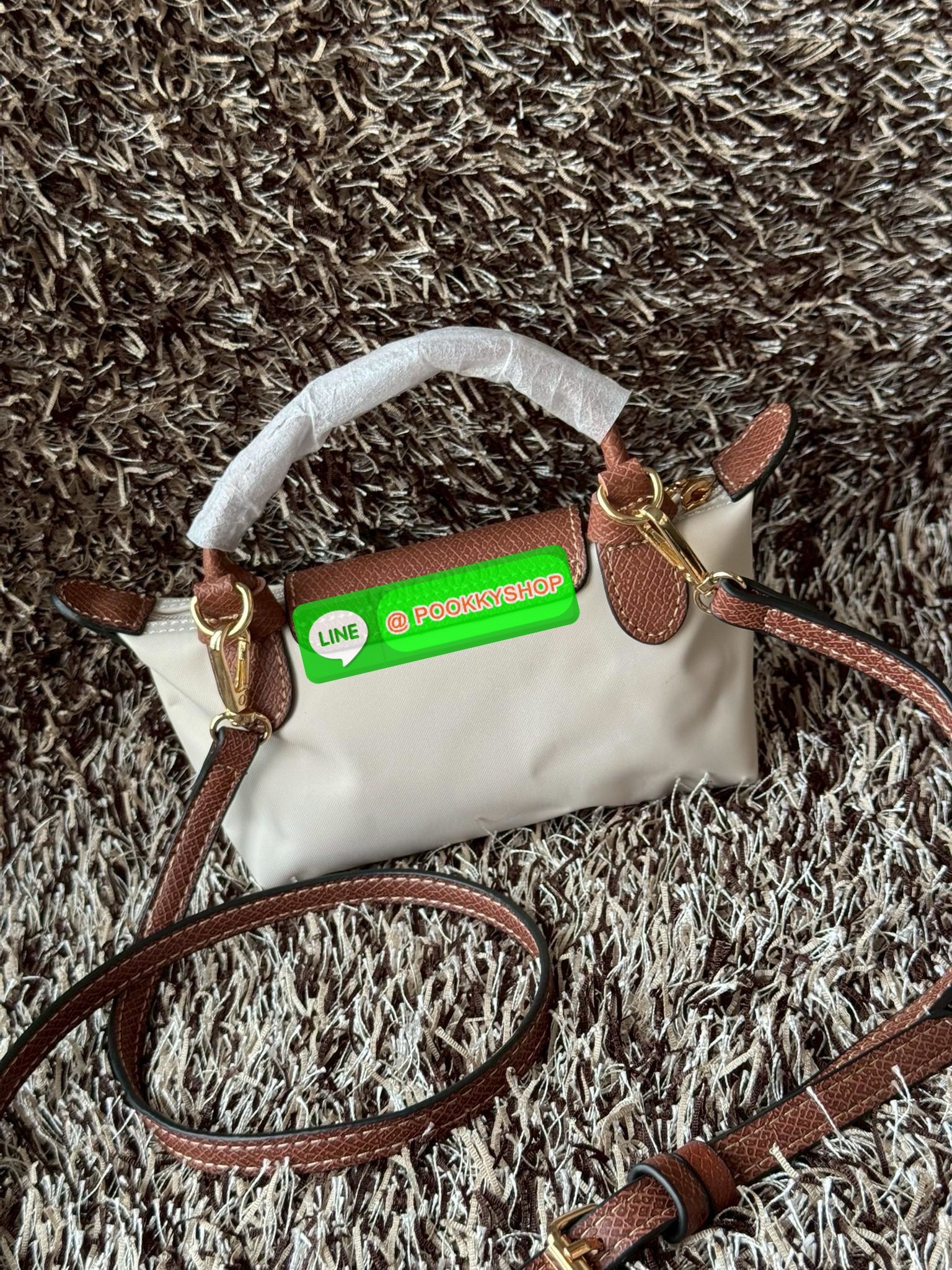 LONGCHAMP LE PLIAGE ORIGINAL X Labubu Pouch with handle เป็นการร่วมงานกัระหว่างแบรนด์ และยังกระเป๋าถือขนาดมินิทรงpouch ที่ด้านหน้ามีลวดลายน้องลาบูบู้ในแบบต่างๆ เปิดปิดระบบสองชั้น ได้ว่าของด้านในมีความปลอดภัย เหมาะอย่างยิ่งสำหรับสาวๆที่ชอบกระเป๋าขนาดมินิไซ