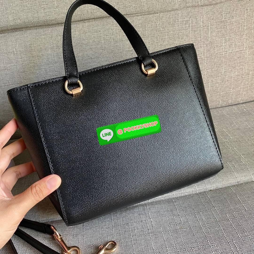 Coach Alice Satchel In Signature Canvas ( coach ca224) กระเป๋าสะพายข้าง ดีไซต์จากแบรนด์เรียบหรู สะพายได้ทุกโอกาส วัสดุหนังแท้ หูจับและสายหนังแท้ เปิดปิดด้วยซิป ภายในกระเป๋าช่องโล่ง ใส่ของได้เยอะ มีช่องเล็ก 1 ช่อง ซับในผ้า มีฐานรอง สายถอดได้ สามารถสะพายไหล