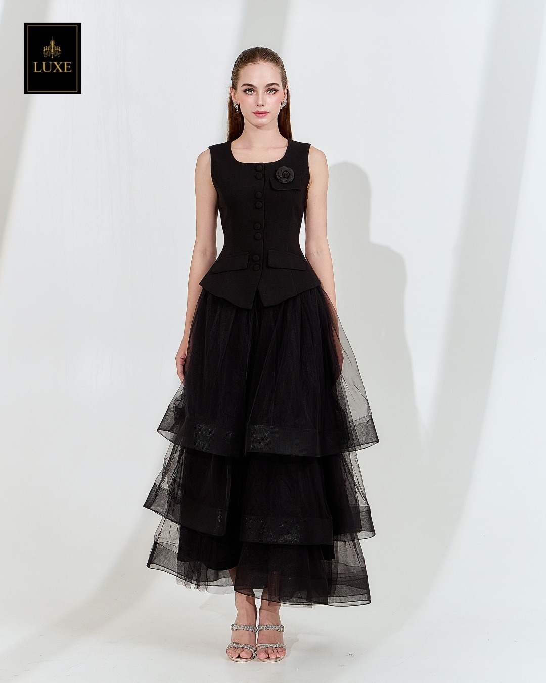 เสื้อแฟชั่น เสื้อกั๊กแขนกุด ติดกระดุมผ่าหน้า แต่งกระเป๋าและเข็มกลัดดอกไม้