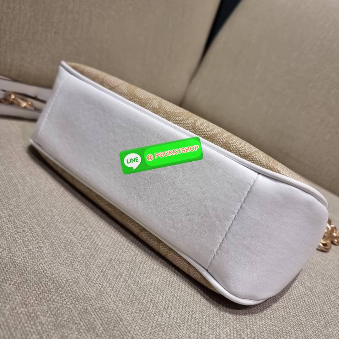 COACH CA548 TERI SHOULDER BAG IN SIGNATURE CANVAS คอลเลคชั่นใหม่ล่าสุด ที่สาวๆรอคอย กระเป๋าสะพายไหล่กึ่งทรงพอช พร้อมเสิร์ฟความสวยถึงบ้านไปเลยก่อนใคร แบบไม่ต้องพรีฯ ด้วยดีไซน์คลาสสิคที่แอบแฝงความเรียบหรู มาพร้อมสายสะพาย 2 เส้น เป็นสายโซ่คล้องแขนและสายสะพาย