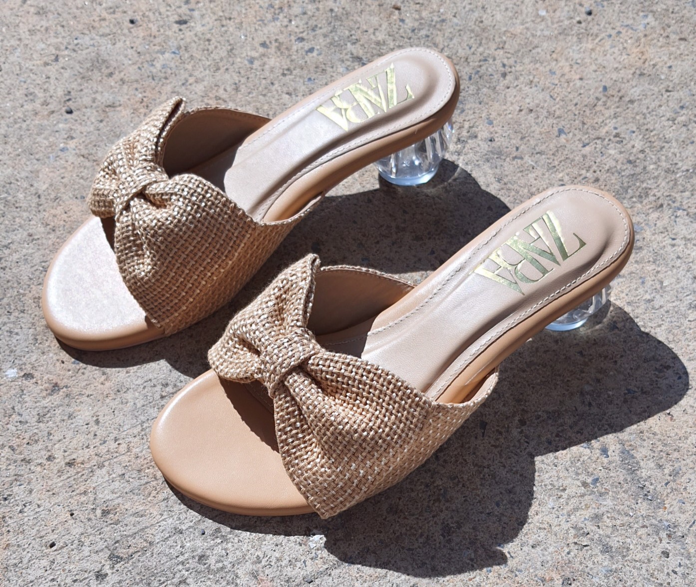 งานเข้าใหม่จร้า แบบเข้าใหม่งาน ZARA ส้นแก้ว แต่งโบว์ใหญ่ หนังนิ่มมากคะ ใส่สบาย น่ารักมาก เข้าได้ทุกชุดน่า พื้นปั้มแบรนด์