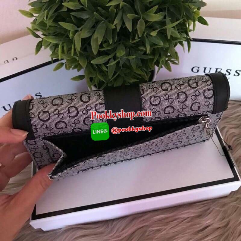 Guess leather wallet กระเป๋าสตางค์ใบกลาง ด้านหน้าแต่งโลโก้แบรนด์โลหะสวยหรูลายซิกเนเจอร์ของแบรนด์ ภายในมีช่องใส่ธนบัตร บัตรต่างๆ ช่องใส่รูป มีช่องยาว 3 ช่อง ใส่ธนบัตร ด้านหลังมีช่องซิปใส่เหรียญ ปิดเปิดใช้งานสะดวก ถือถนัดมือ ขนาดกำลังพอเหมาะ ดีไซร์หรูสวยงาม