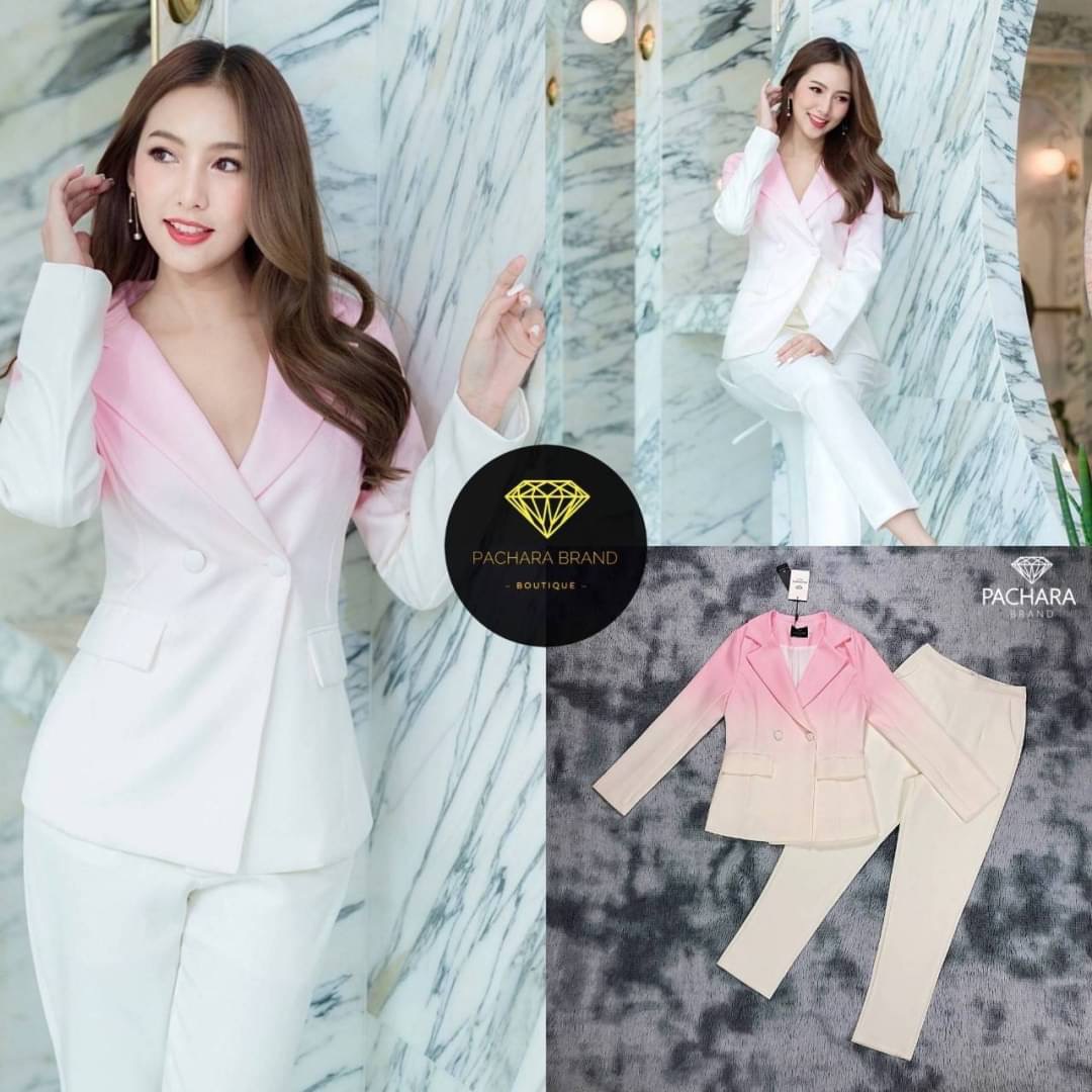 เซ็ต 2 ชิ้น เสื้อสูทแขนยาวไล่สีทูโทนสีชมพูครีม แต่งกระเป๋าสองข้าง เนื้อผ้าหนาอัดกาวอย่างดี แมทช์คู่กับกางเกงขายาวเอวสูงสีครีม งานซิปด้านหลัง มีกระเป๋าสองข้าง รุ่นนี้ใช้ผ้าอย่างดีใส่เป็นทรงสวย แมทช์ง่ายใส่ได้หลายโอกาสเลยนะคะ