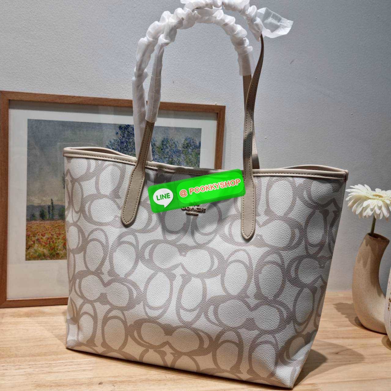 🔆 Model Coach CBH89 City Tote bag in Sketch Signature Canvas กระเป๋า City Tote รุ่นใหม่ล่าสุด ลายสวยมากๆ ดีไซน์ตัวซีลายสเก็ตช์ไม่ซ้ำ ไม่เกร่อ กระเป๋าโท้ทที่ขึ้นชื่อว่าจุของได้เยอะมากๆ ภายในโล่งกว้าง สายสะพายไหล่ในตัว สะพายไปเรียนคือได้เลย หรือสะพา