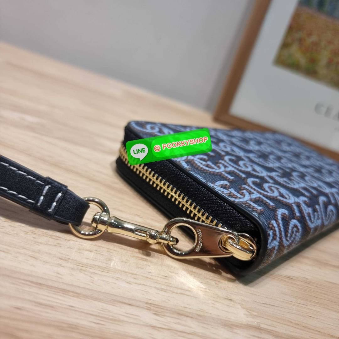 COACH CF521 LONG ZIP AROUND WALLET WITH SIGNATURE MONOGRAM 🔆 Details กระเป๋าสตางค์ใบยาว คอลเลคชั่นใหม่ กับดีไซน์ใหม่ ฉีกกฏทุกการดีไซน์ ด้วยลวดลายโมโนแกรมรอบใบโดดเด่น สะดวกใช้งานด้วยสายคล้องมือที่สามารถถอดออกได้ พกพกง่ายที่สุด รูดใช้งานด้วยซิปรอบใบ