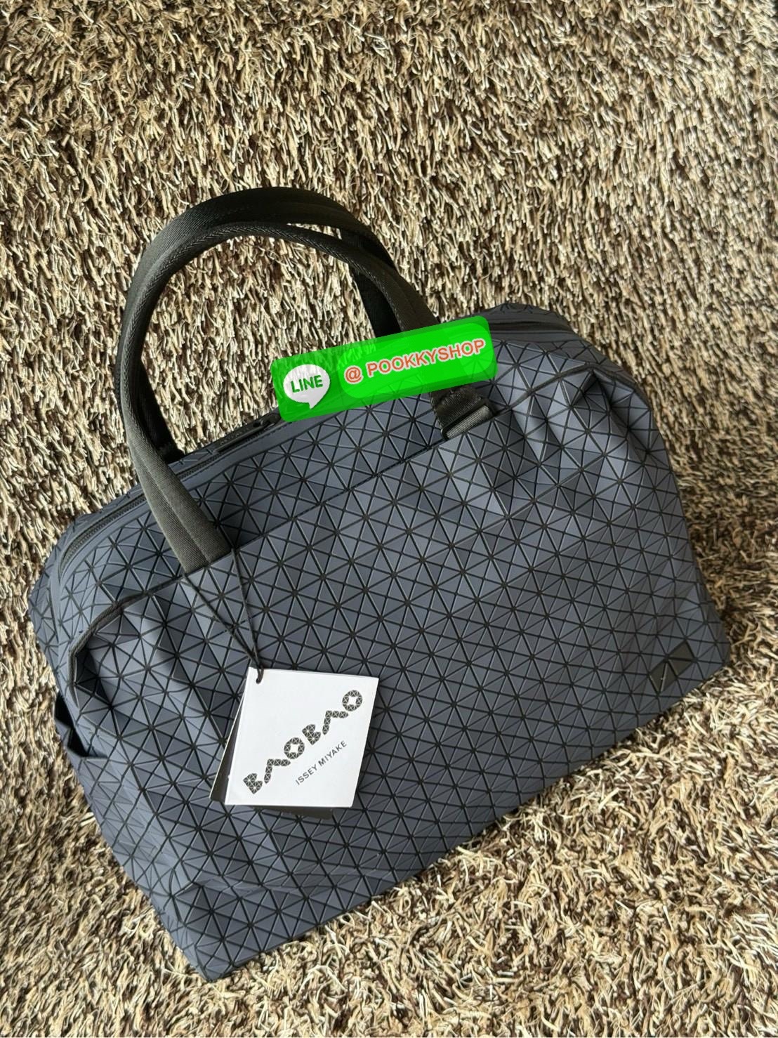 Baobao issey miyake cargo tote matte กระเป๋า CARGO สไตล์บอสตัน มีหูจับแบบบุหนา มีฐานกว้างใส่ได้เยอะ สาทารถใส่สัมภาระที่จำเป็นในการเดินทาง หรือมีพื้นที่จัดเก็บสิ่งของที่เราต้องใช้ในการทำงานด้วย เช่น โน้ตบุ๊ก สมุดจดบันทึก แฟ้มเอกสารต่าง ๆ ดีไซน์หรูดูสุภาพเร